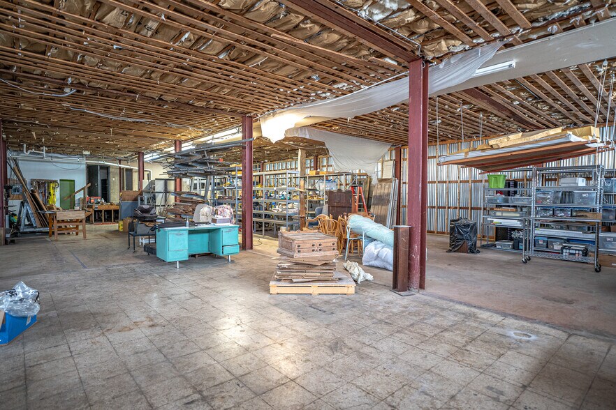 More Photos Of 1611 Washington St, Alexandria Showroom For Sale