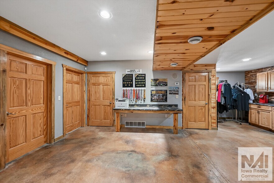 More Photos Of 520 Franklin St, Center Point Industrial For Sale