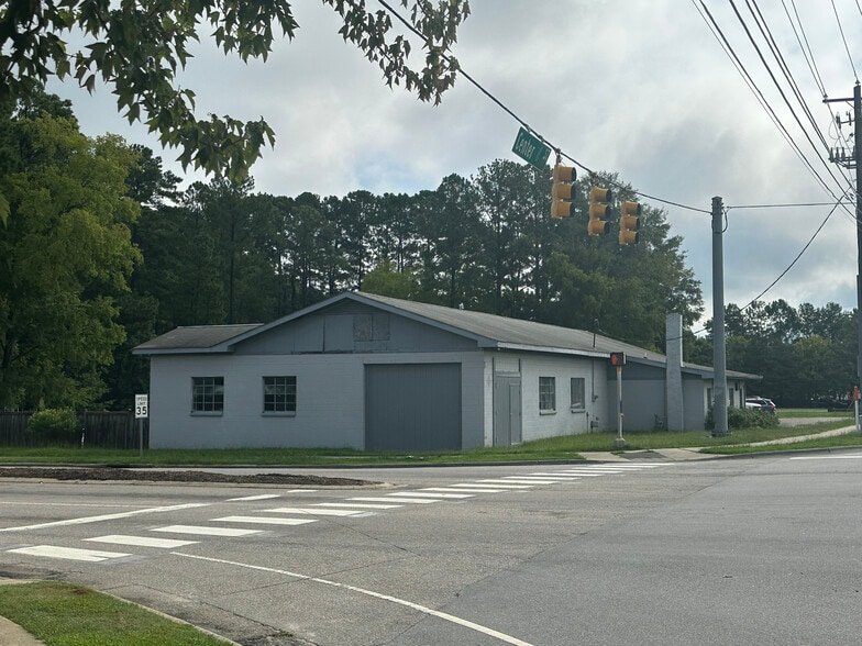 More Photos Of 807 Center St, Apex Warehouse For Lease