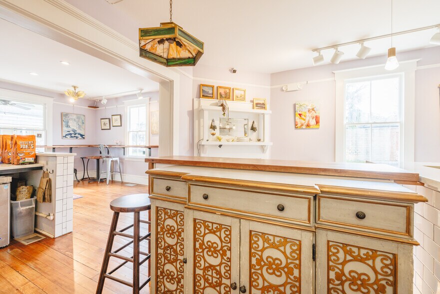 More Photos Of 9 W 43rd St, Savannah Office For Lease