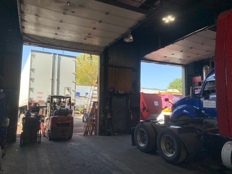 More Photos Of 4206 W Shirley Ln, Alsip Truck Terminal For Sale