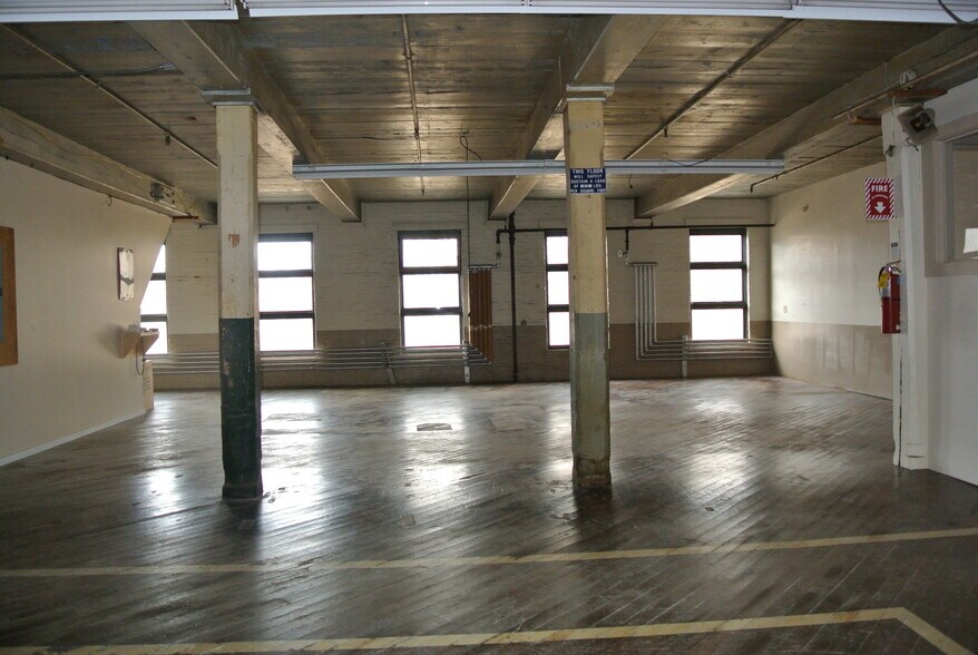 More Photos Of 37 Greenwoods Rd, New Hartford Manufacturing For Lease