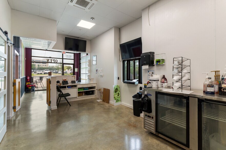 More Photos Of 2609 E 29th St, Bryan Freestanding For Sale