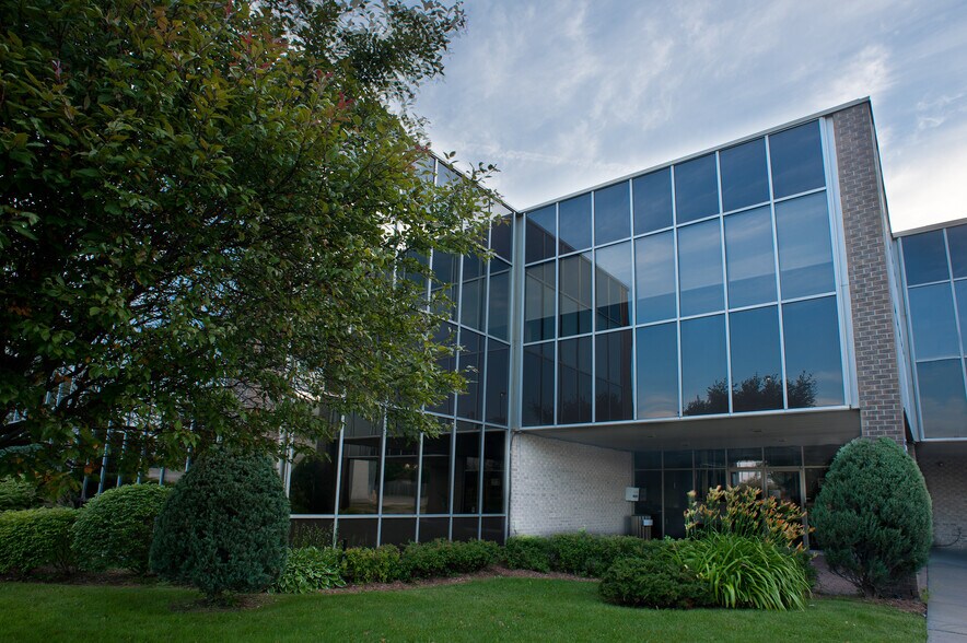 More Photos Of 2120 Av Victoria, Longueuil Office For Sale