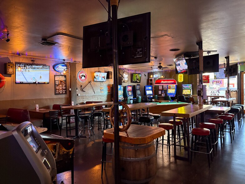 More Photos Of 7827 SW 35th Ave, Portland Bar For Sale