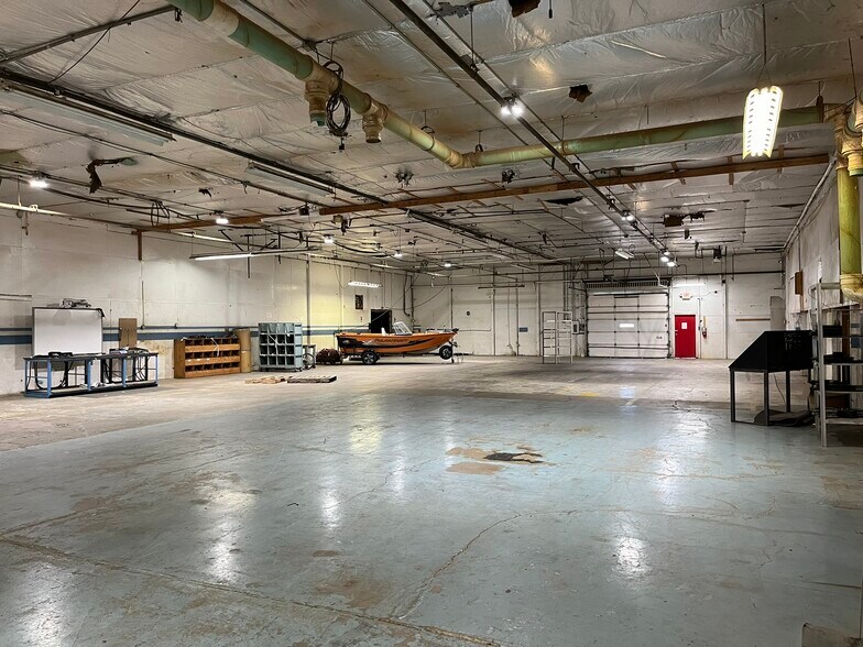 More Photos Of 300 E Chicago St, Syracuse Showroom For Lease