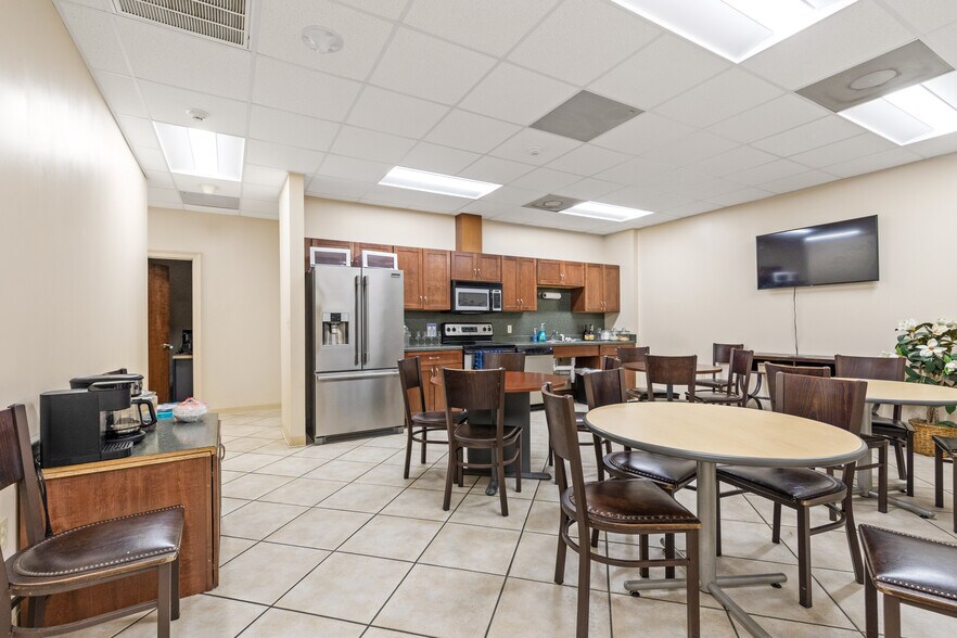 More Photos Of 1016 N Cruse Ave, Broussard Warehouse For Sale