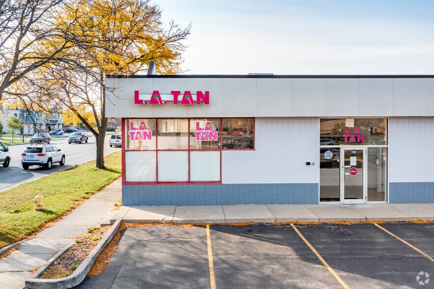 More Photos Of 1766 Waukegan Rd, Glenview Unknown For Lease