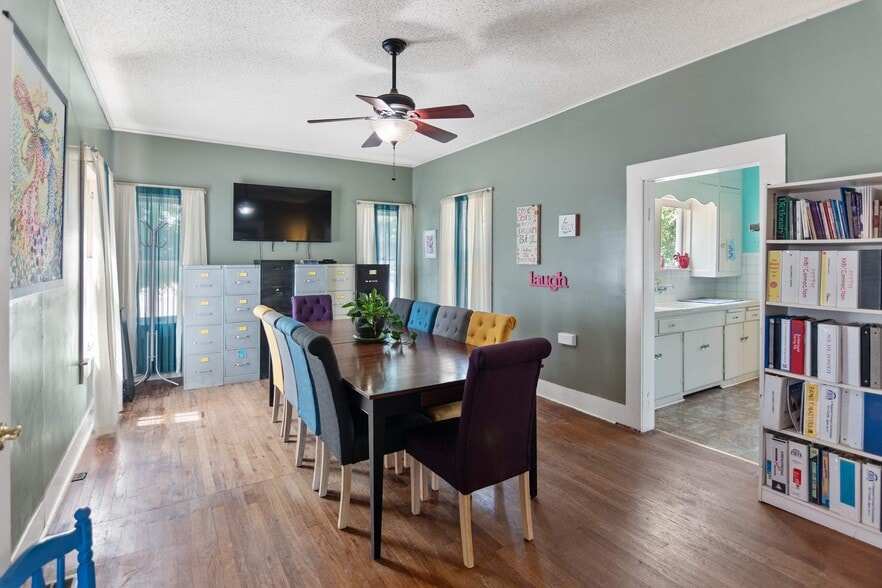 More Photos Of 1016 Main St, Kerrville Office For Sale