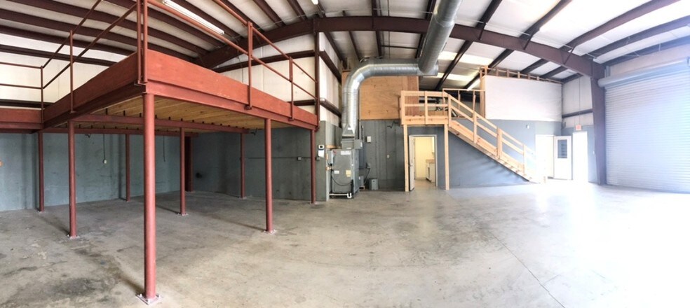More Photos Of 6901 Maple Ave, Dallas Warehouse For Lease