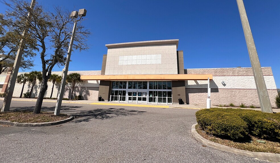 More Photos Of 6401 Tacoma Dr, Port Richey Department Store For Lease