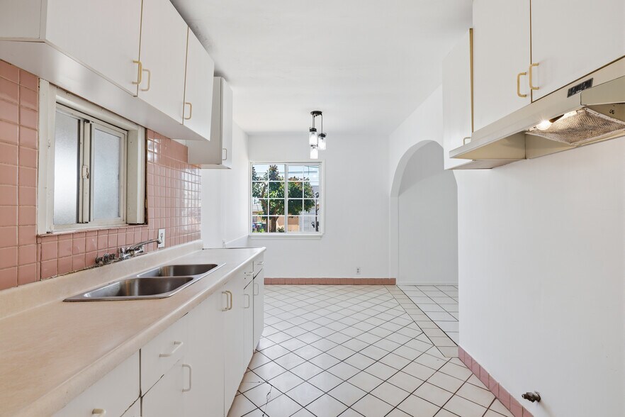 More Photos Of 932 E 23rd St, Long Beach Multifamily For Sale