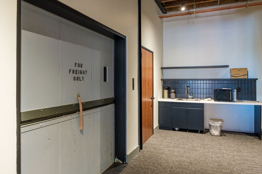 More Photos Of 911 Main St, Vancouver Office For Lease