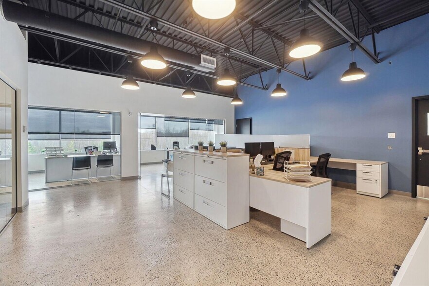 More Photos Of 1015-1037 Rue Des Forges, Terrebonne Industrial For Sale