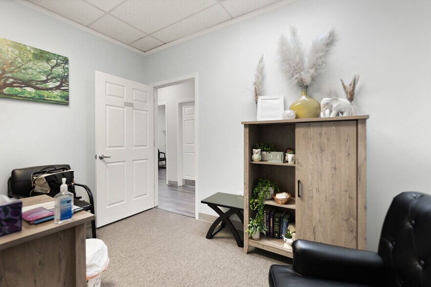 More Photos Of 725 S Main St, London Medical For Sale