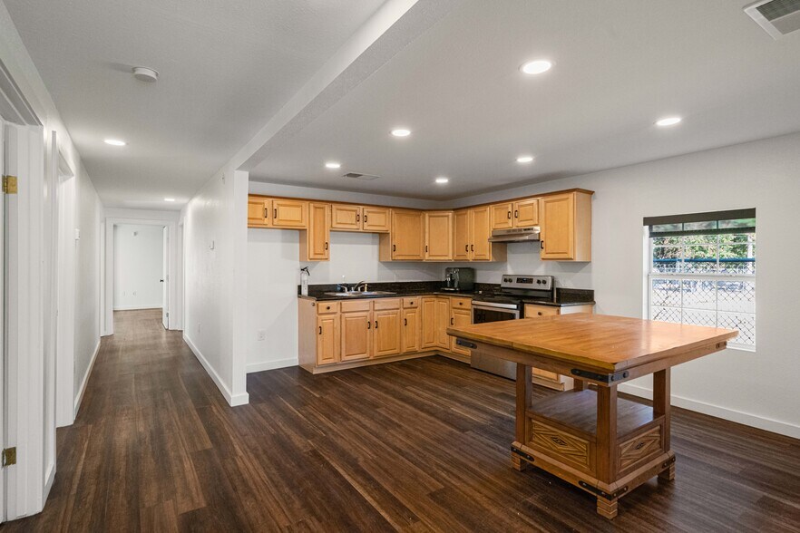 More Photos Of 19510-19514 Turtle Creek Ln, Magnolia Warehouse For Sale