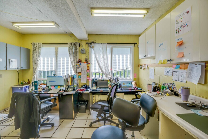 More Photos Of 475 Enfield Rd, Burlington Veterinarian Kennel For Sale