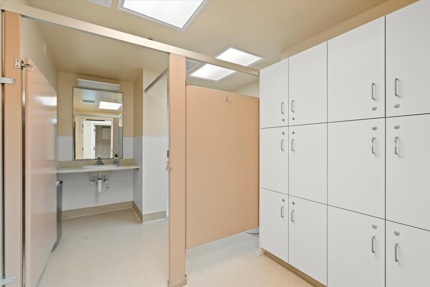 More Photos Of 10 Harris Ct, Monterey Medical For Sale