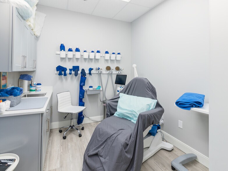 More Photos Of 4437 Brookfield Corporate Dr, Chantilly Medical For Sale