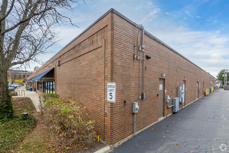 More Photos Of 777 N York Rd, Hinsdale Unknown For Lease