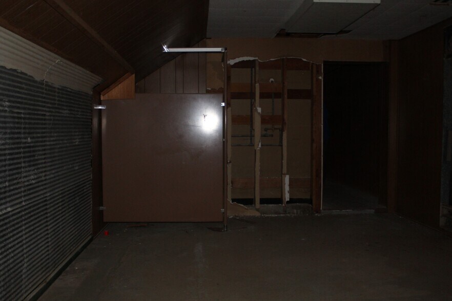 More Photos Of 1871 Elm, Waynoka Sports And Entertainment For Sale