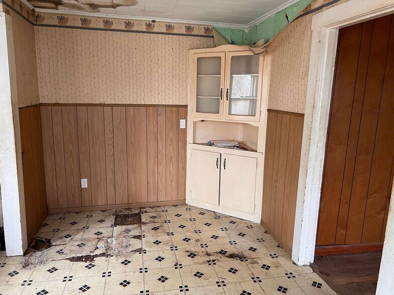 More Photos Of 718 N Illinois St, Tilden Specialty For Sale