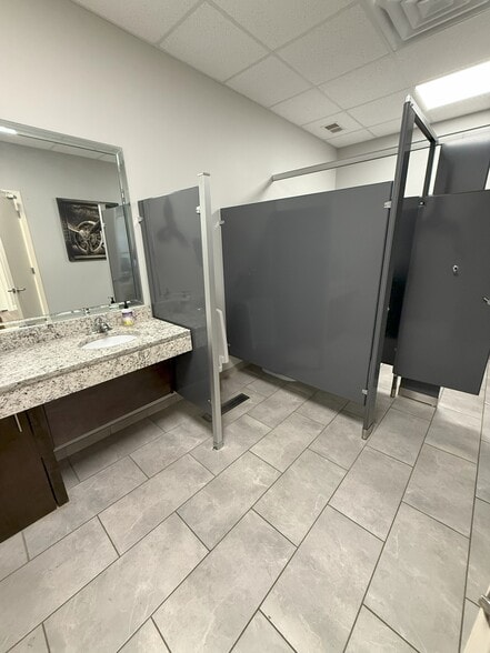 More Photos Of 6683 Reese Rd, Memphis Showroom For Sale