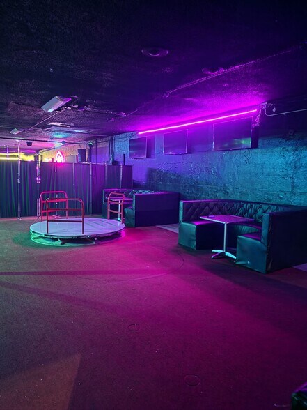 More Photos Of 8604 Jensen Dr, Houston Bar For Sale