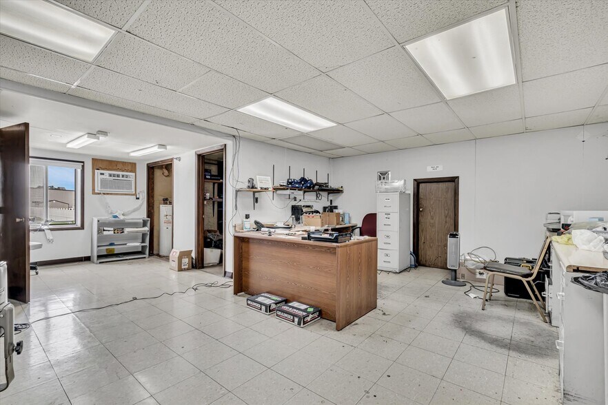More Photos Of 202 1st St S, Kalona Manufacturing For Sale