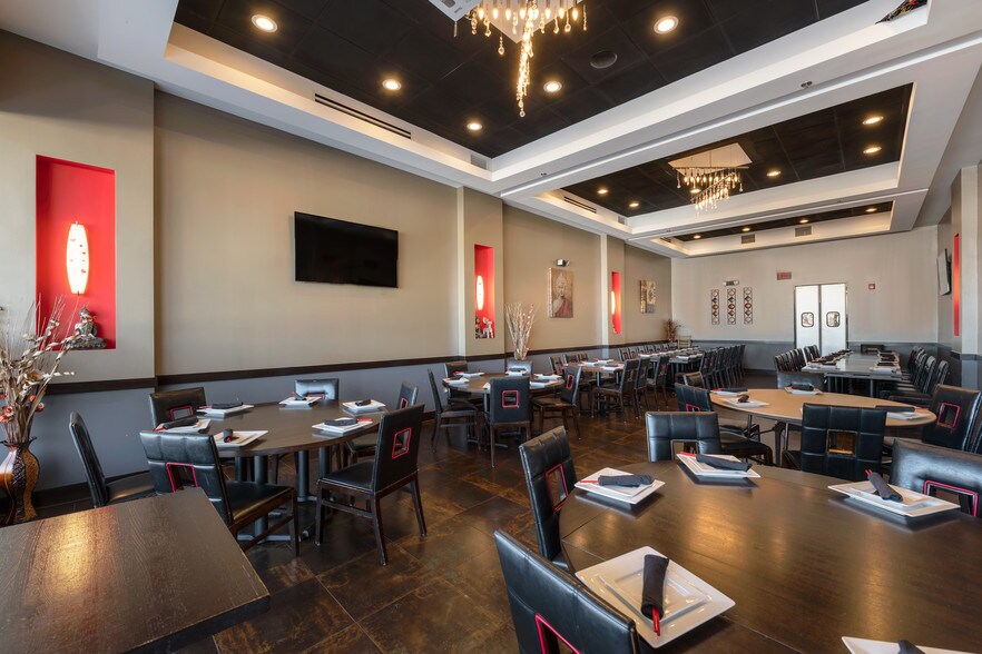 More Photos Of 675 W Golf Rd, Hoffman Estates Storefront For Lease