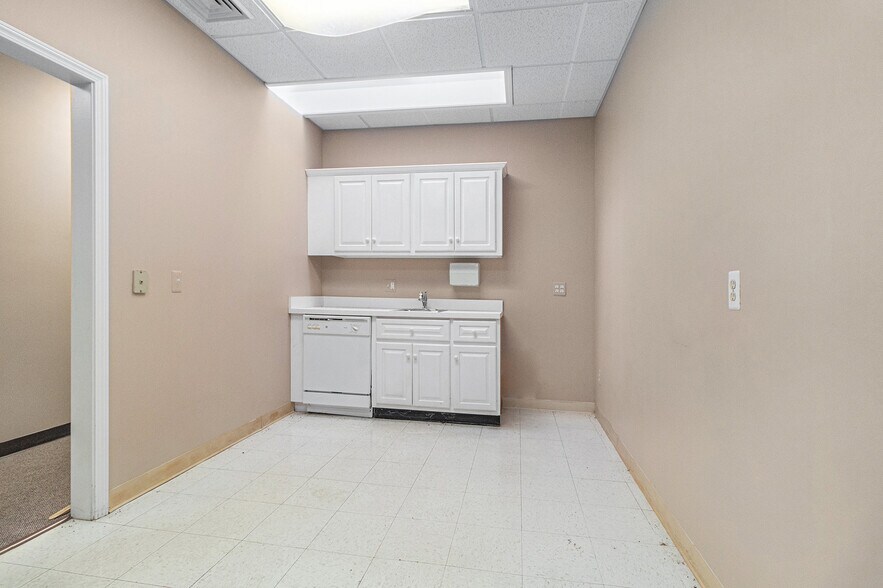 More Photos Of 27332 Woodward Ave, Royal Oak Office Residential For Lease