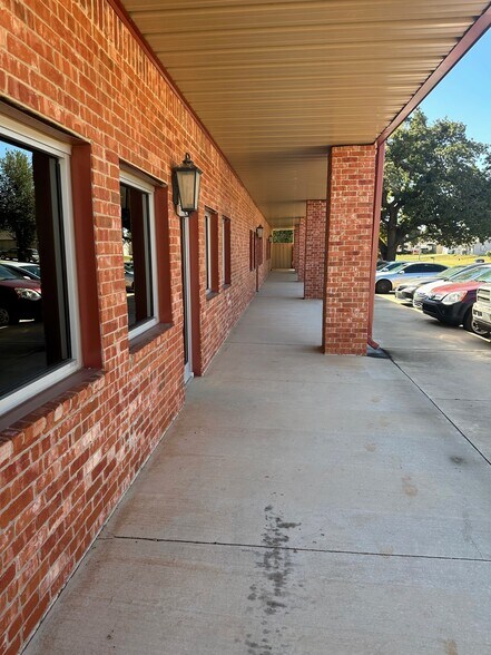 More Photos Of 200 S Main, Blanchard General Retail For Lease