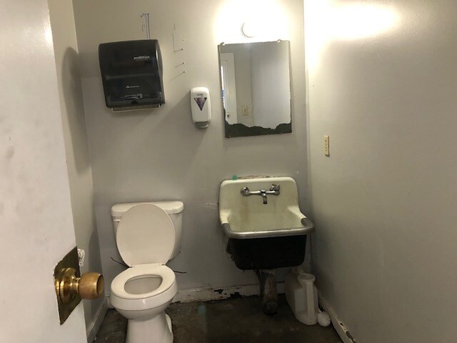 More Photos Of 203 N Marine Blvd, Jacksonville Service For Lease