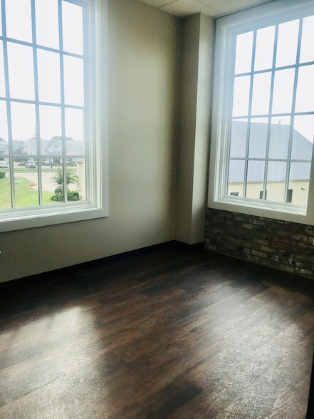 More Photos Of 1100 W Main St, Tomball Office For Lease