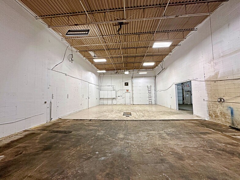 More Photos Of 8127 Fraser Av, Fort McMurray Service For Lease