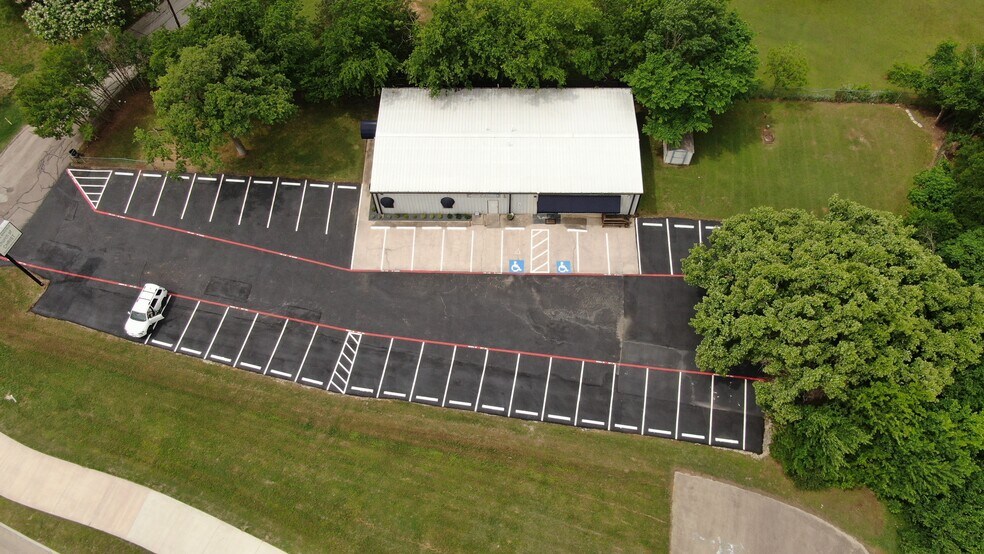 More Photos Of 100 Van Worth St, Mansfield Freestanding For Lease