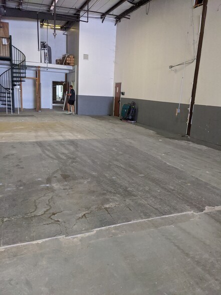 More Photos Of 5905 Johns Rd, Tampa Warehouse For Sale