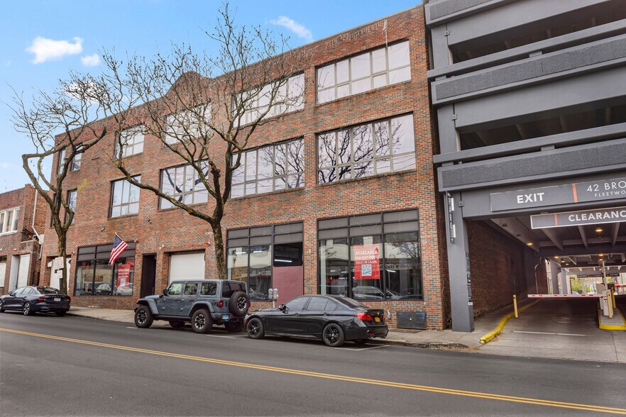 More Photos Of 10 Broad St W, Fleetwood Light Manufacturing For Lease