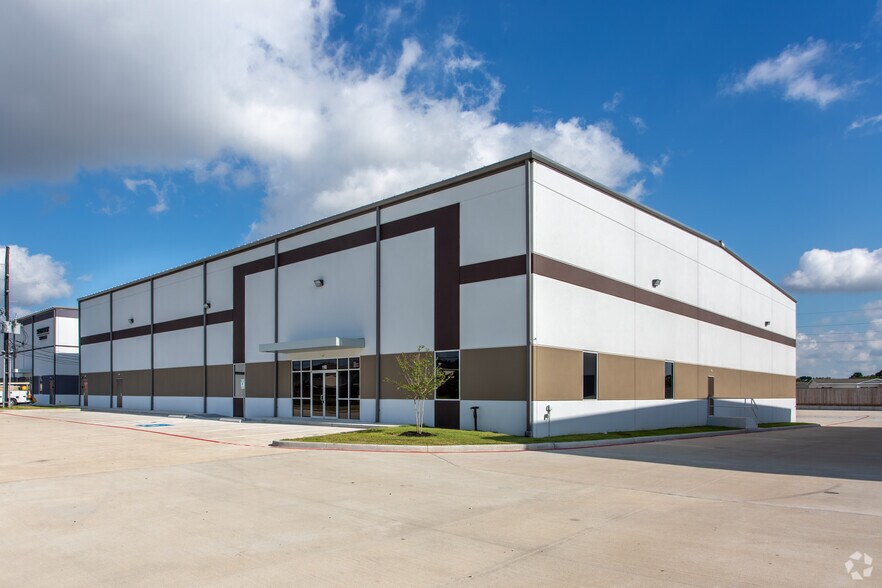 More Photos Of 1103 E Airtex Dr, Houston Distribution For Lease