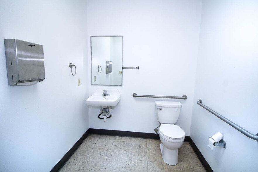 More Photos Of 4120 Metro Dr, Shreveport Warehouse For Lease