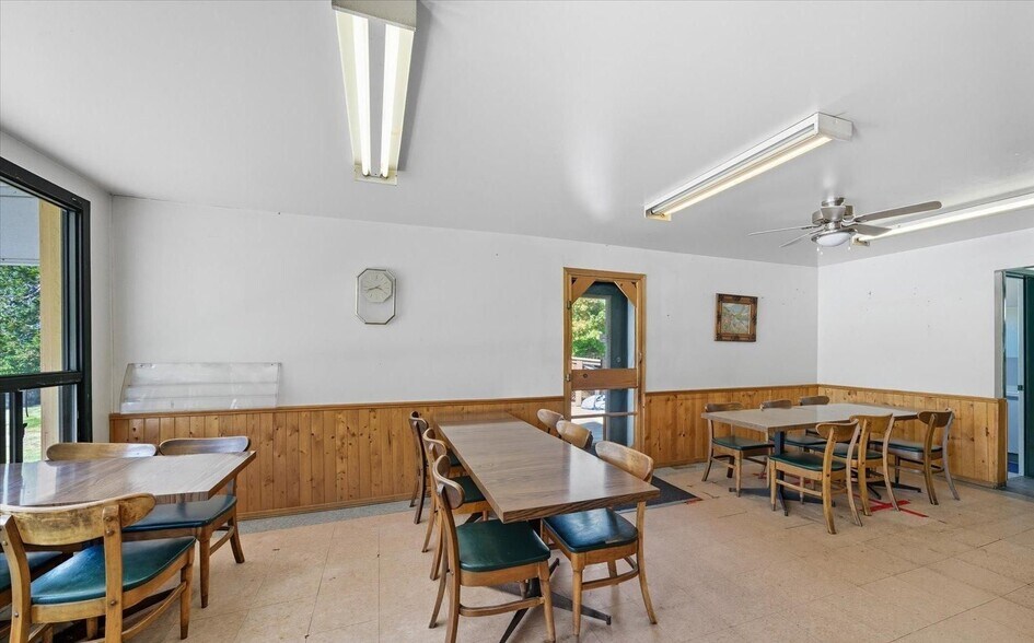 More Photos Of 23035 Lakeridge Rd, Brock Restaurant For Sale