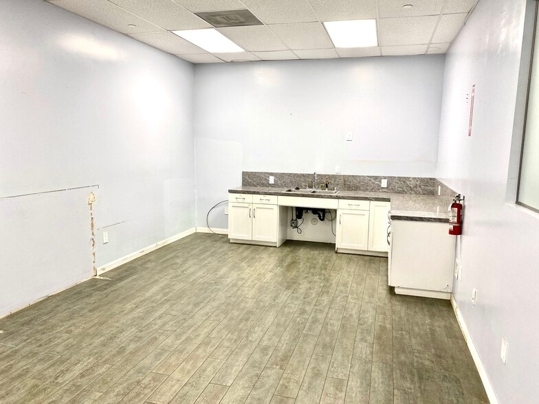 More Photos Of 9160 Deering Ave, Chatsworth Warehouse For Lease