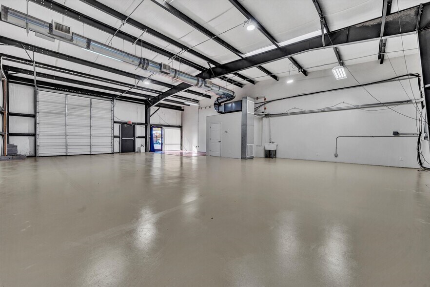 More Photos Of 6530-6536 Commonwealth Dr, Roanoke Research And Development For Lease