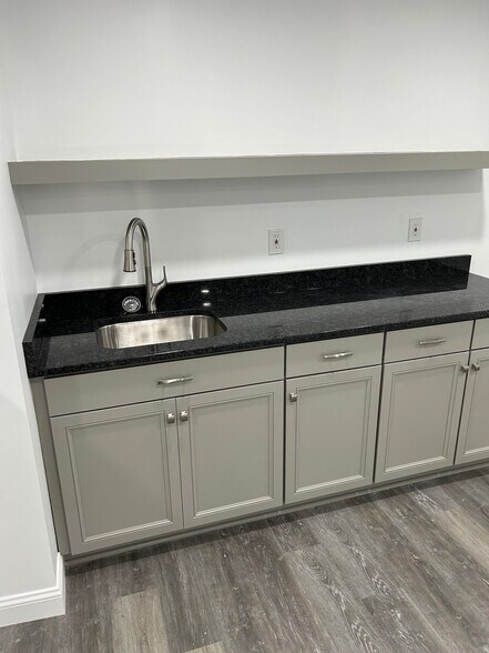 More Photos Of 33 Main St, Albion Medical For Lease