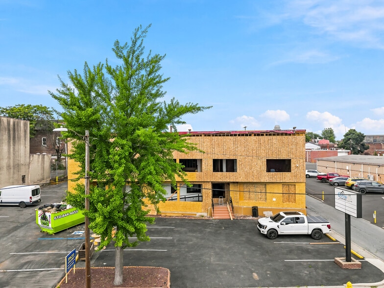 More Photos Of 145-555 Hamilton St, Allentown Showroom For Lease