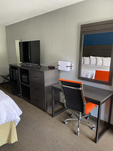 More Photos Of 1408 E Church St, Warren Hotel For Sale