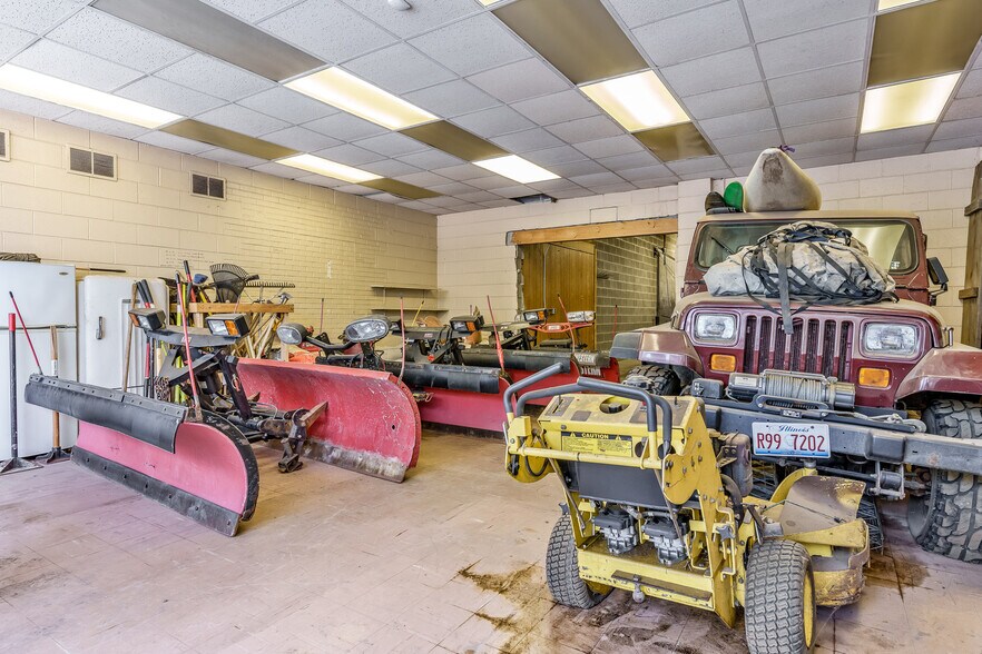 More Photos Of 415 N 3rd St, Rockford Light Distribution For Sale