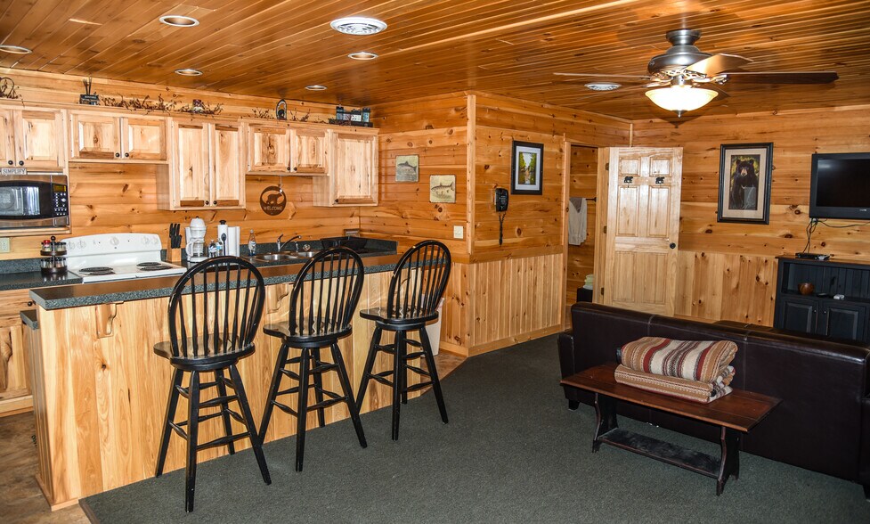 More Photos Of 32600 N State Route 44, Slate Run Hotel For Sale