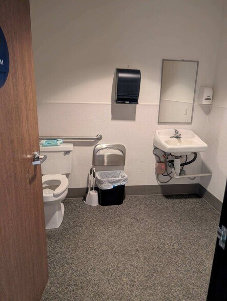 More Photos Of 42095 Zevo Dr, Temecula Warehouse For Lease