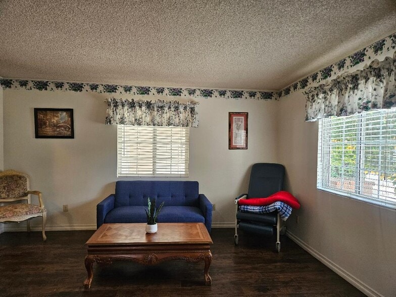 More Photos Of 17441 Hiawatha St, Granada Hills Assisted Living For Sale